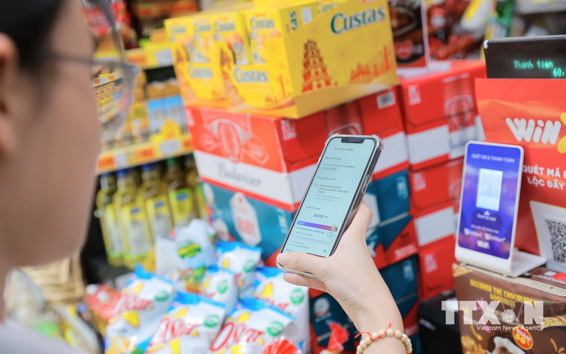 Thanh toán bằng quét mã QR ngày càng phổ biến tại các cửa hàng, siêu thị và điểm bán lẻ. (Ảnh: Lê Đông/TTXVN)
